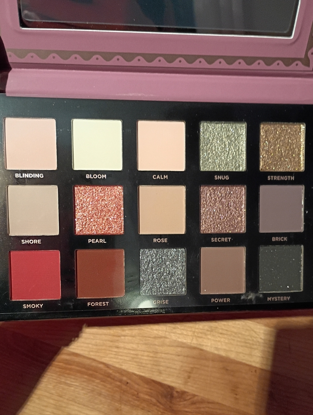 Ace Beaute Smokey Rose 15-Color Eyeshadow Palette — Pink, Gold & Neutral Shades - Picture 4 of 4